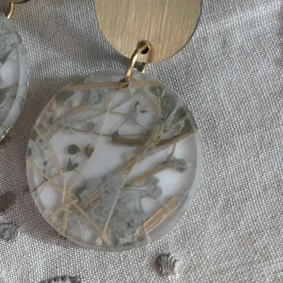 Elegant Artisan Gold-tone Disc with pressed Floral Earrings - Picture 2 of 3